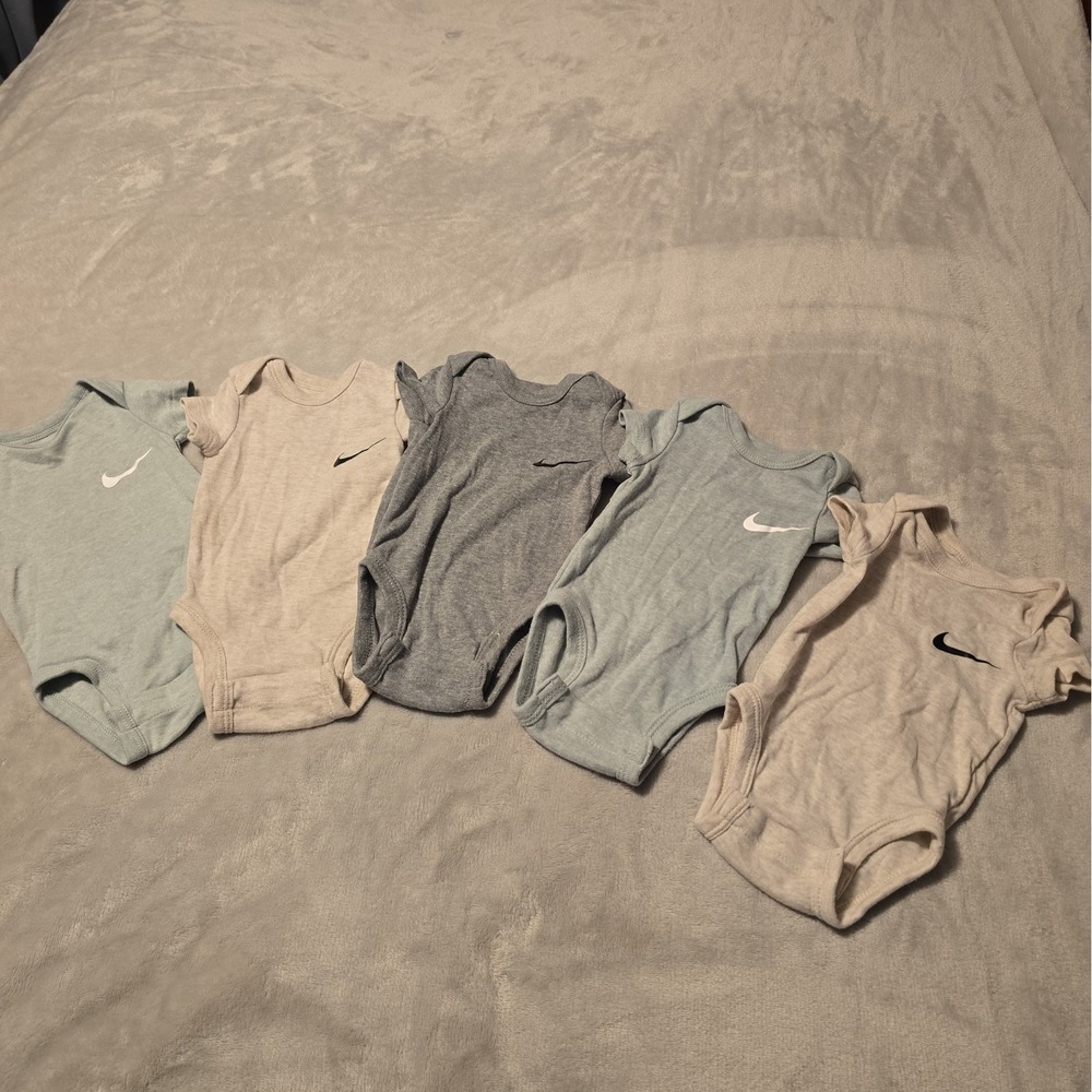 Nike Baby Essentials 5-Pack Bodysuits Size Newborn Sage Oatmeal Grey